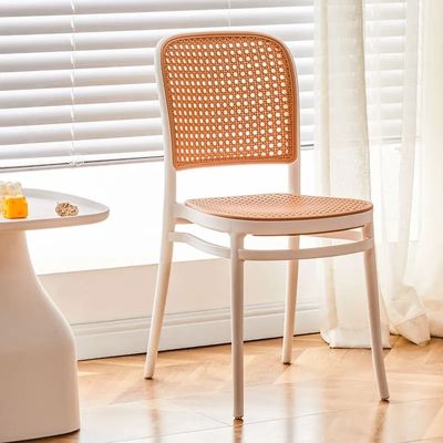 주문 OEM ODM 플라스틱 비커 식탁 의자 호텔용 흰색 플라스틱 야외 식탁 의자 온라인 제조